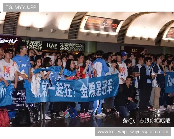 现场气氛火爆！球迷欢呼声此起彼伏！，球迷的疯狂举动